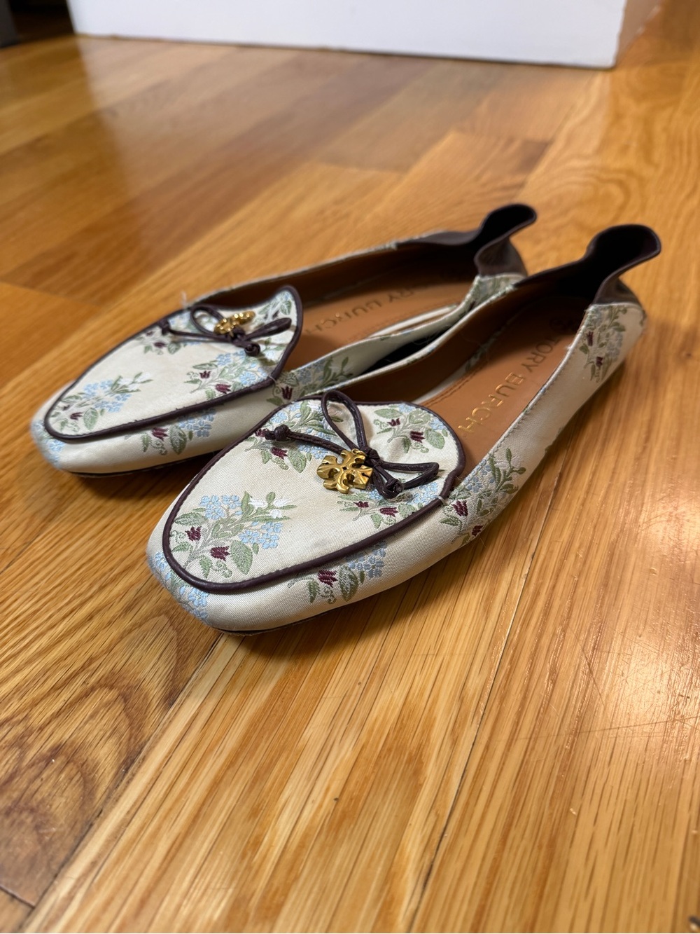 Tory Burch Cream Floral Embroidered Ballet Flats with Gold Logo